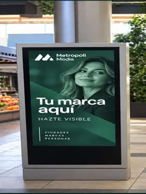 Mupi digital en la estación de Alicante