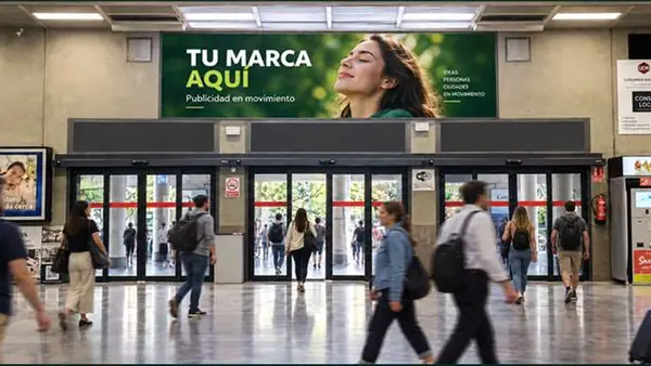 Pantalla LED sobre el acceso a andenes de la estación de Córdoba