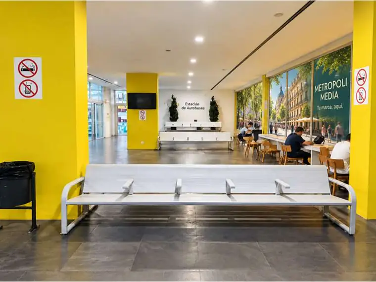 Sala de espera y cristaleras · Zaragoza
