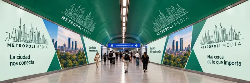Túnel de conexión Metro / ADIF en Madrid dominado con la imagen de Metrópoli Media