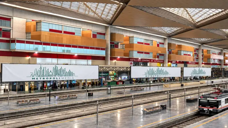 Andenes de la Estación Central de Zaragoza con lonas de Metrópoli Media
